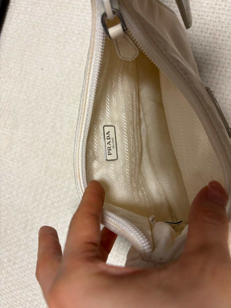 프라다 리나일론 호보백 화이트 이미지