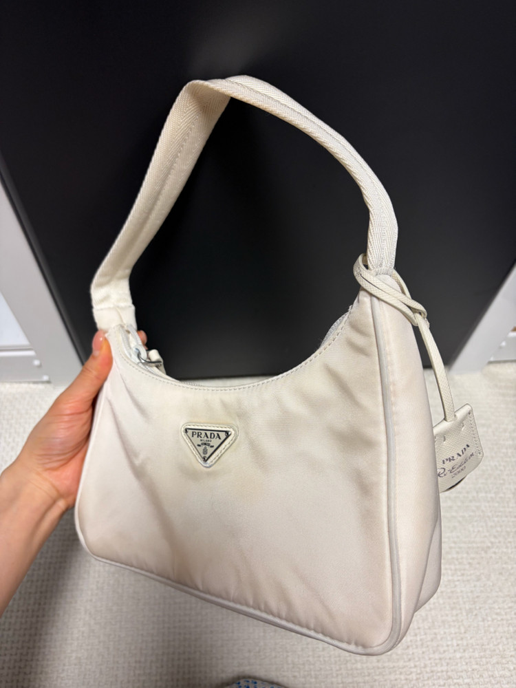 프라다 리나일론 호보백 화이트 이미지