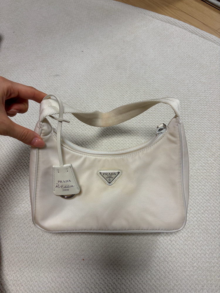 프라다 리나일론 호보백 화이트 이미지