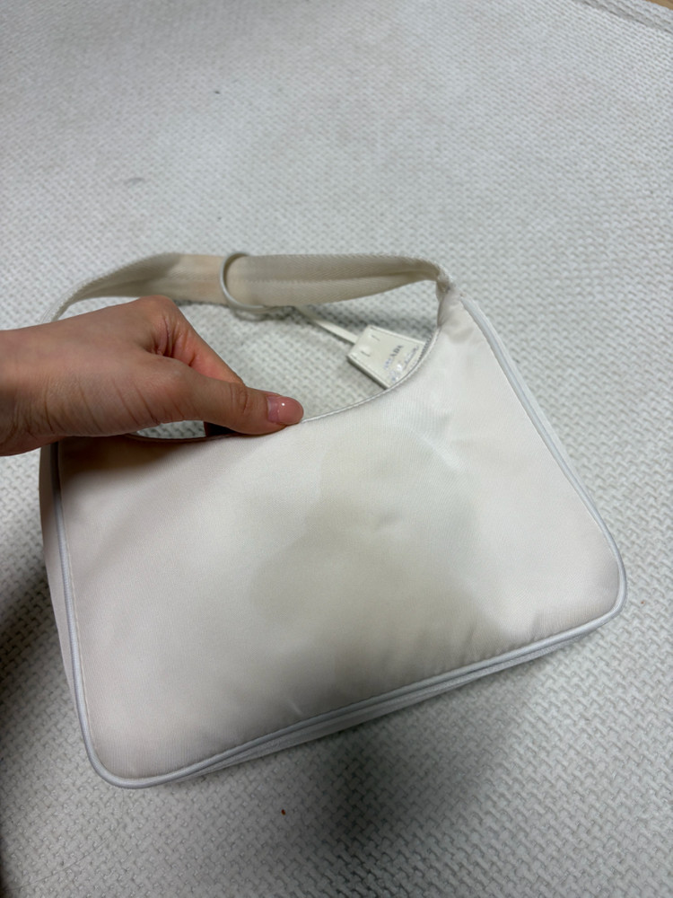 프라다 리나일론 호보백 화이트 이미지