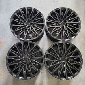 그랜져GN7 캘리그라피 20인치 순정휠 블랙휠 팝니다 / 팰리세이드 카니발 이미지