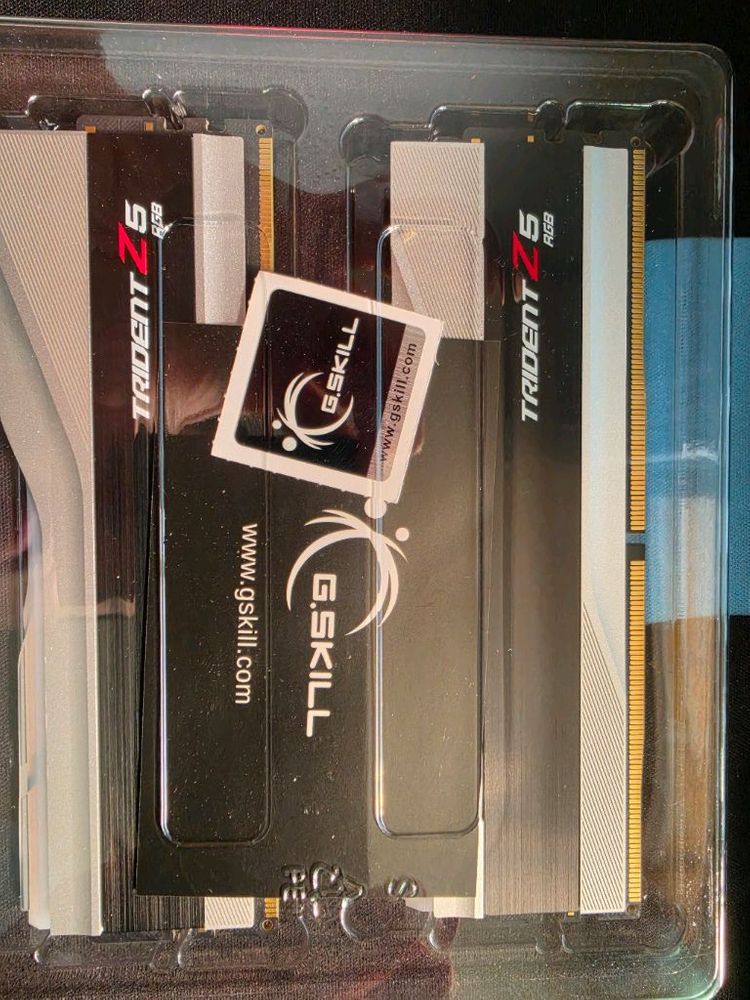 G.SKILL DDR5-6000 CL30 TRIDENT Z5 RGB J 실버 패키지 32GB(16X2) 이미지