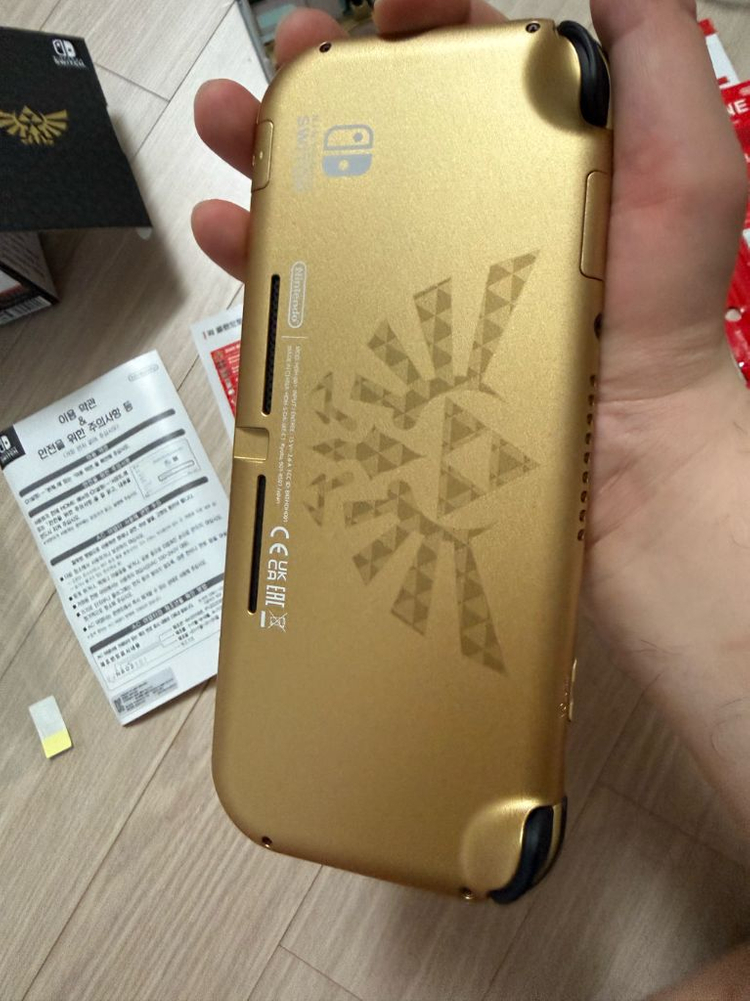 닌텐도 스위치 라이트 하이랄 에디션 풀박스 이미지