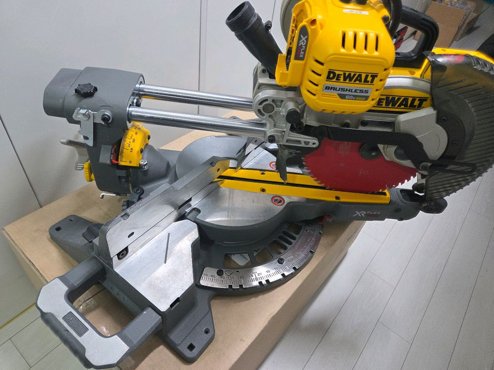 디월트 DCS361 DCS727 무선 슬라이딩 각도절단기 마끼다 테이블쏘 12인치 탁상윈형톱 LH1201FL 이미지