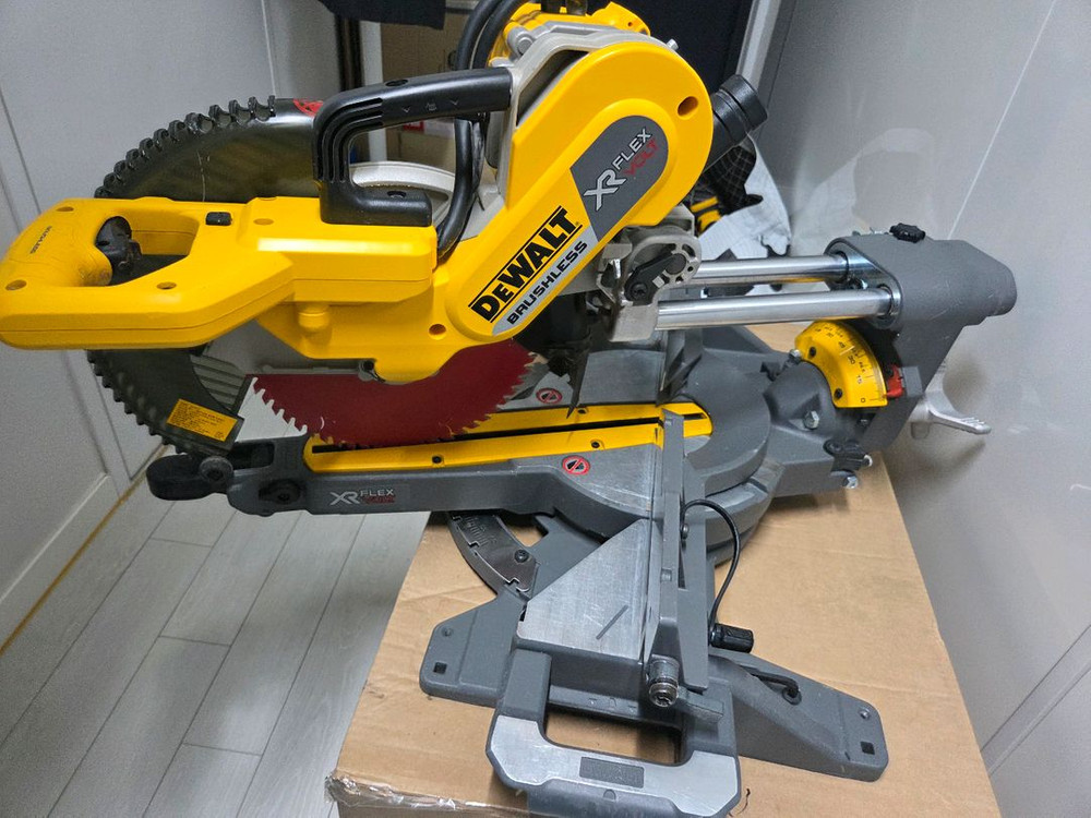 디월트 DCS361 DCS727 무선 슬라이딩 각도절단기 마끼다 테이블쏘 12인치 탁상윈형톱 LH1201FL 이미지