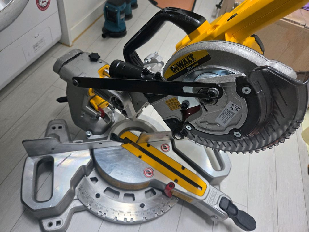 디월트 DCS361 DCS727 무선 슬라이딩 각도절단기 마끼다 테이블쏘 12인치 탁상윈형톱 LH1201FL 이미지