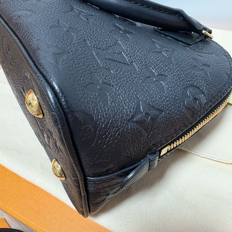 루이비통 신형 알마BB 앙프렝뜨가죽 블랙 백화점구매 풀구성 팝니다. 이미지