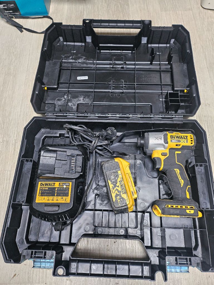 디월트 충전 임팩 드라이버 드릴 세트 이미지
