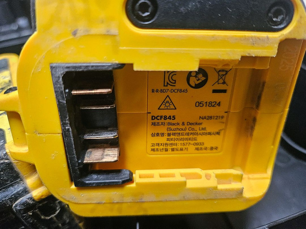 디월트 충전 임팩 드라이버 드릴 세트 이미지