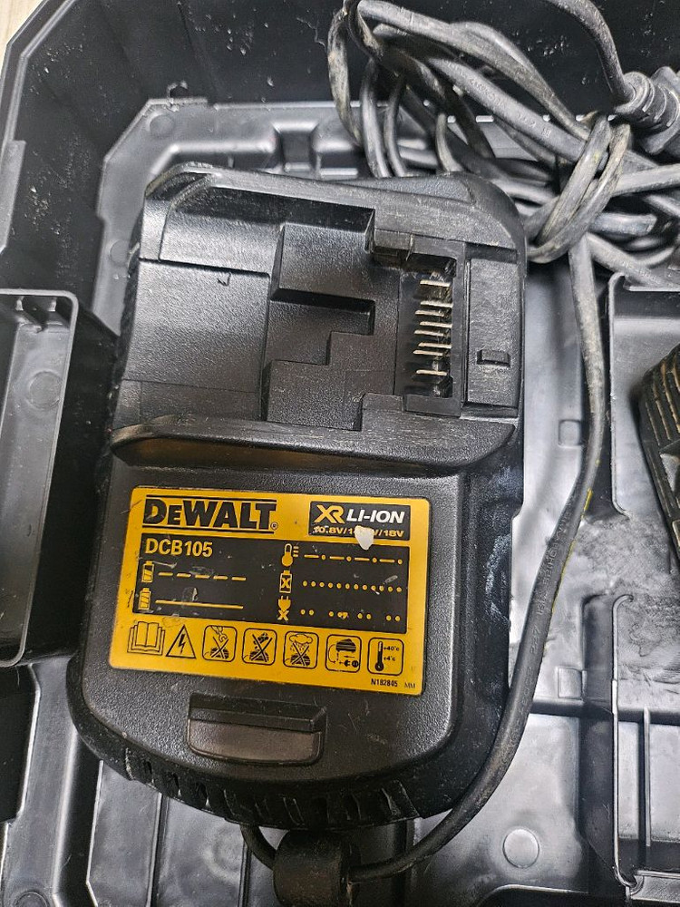 디월트 충전 임팩 드라이버 드릴 세트 이미지