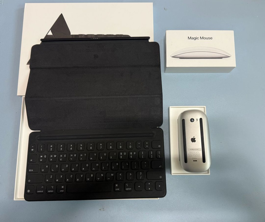 아이패드 스마트 키포드 폴리오 ,매직 마우스2세대애플 정품입니다상태 좋음모든 기능 정상박스포함매직마우스 2세대상태 이미지