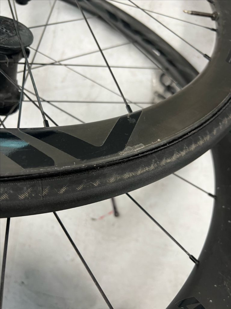 아비아브 더 뉴 에어로엑스40 카본휠 이미지