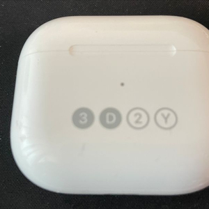 에어팟 3세대 충전기 및 오른쪽 이어폰 이미지