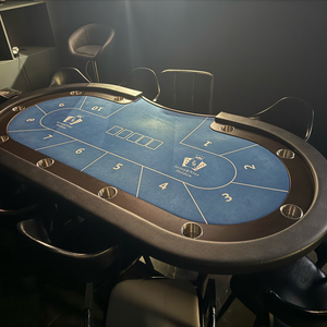 홀덤 포커 테이블 및 의자 이미지