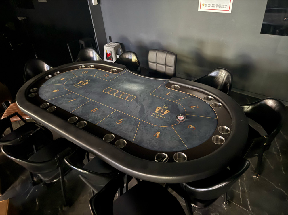 홀덤 포커 테이블 및 의자 이미지
