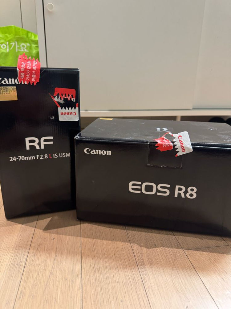 캐논 EOS R8 미러리스 카메라 바디와 RF 24-70mm F2.8 L IS USM 렌즈 둘다 풀박 이미지