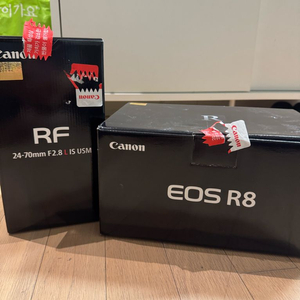 캐논 EOS R8 미러리스 카메라 바디와 RF 24-70mm F2.8 L IS USM 렌즈 둘다 풀박 이미지