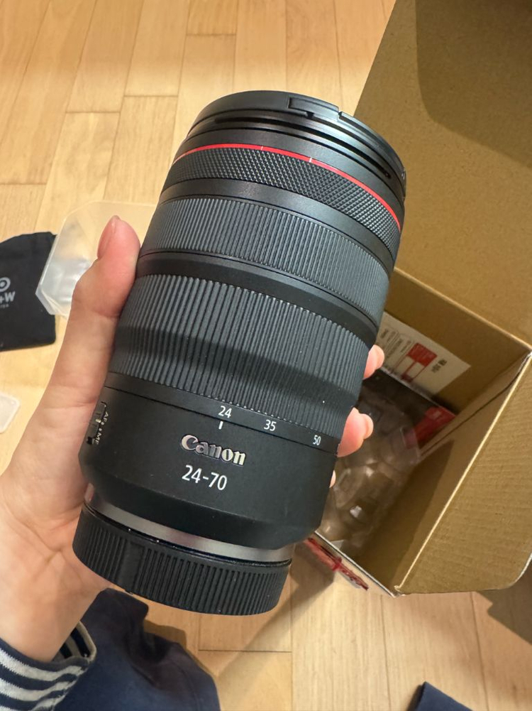 캐논 EOS R8 미러리스 카메라 바디와 RF 24-70mm F2.8 L IS USM 렌즈 둘다 풀박 이미지
