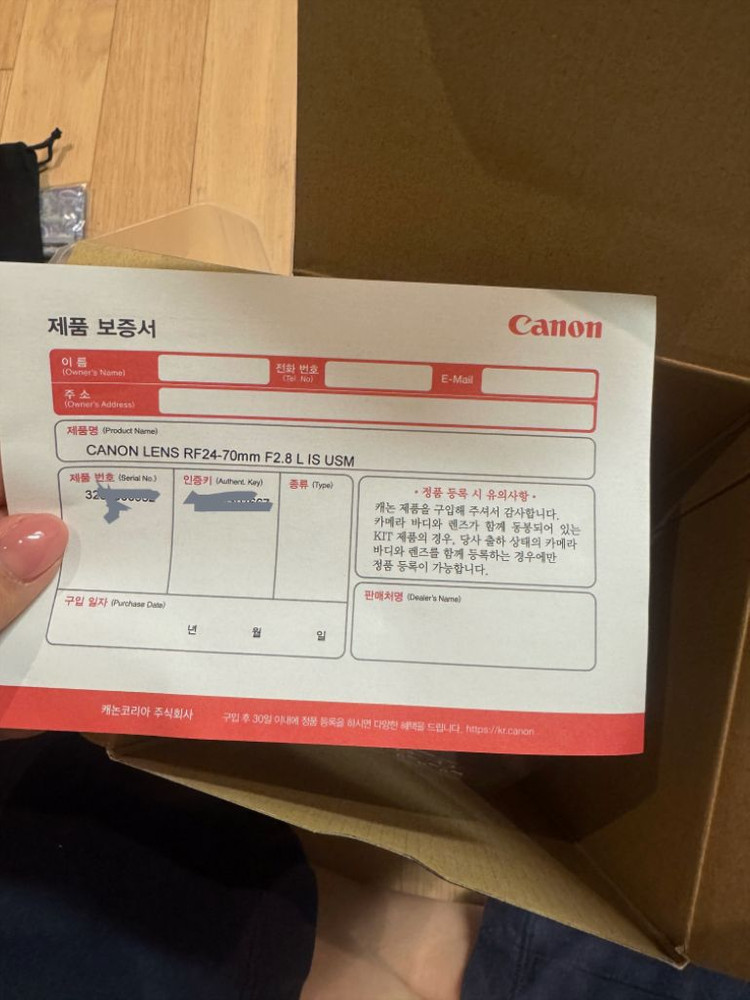 캐논 EOS R8 미러리스 카메라 바디와 RF 24-70mm F2.8 L IS USM 렌즈 둘다 풀박 이미지