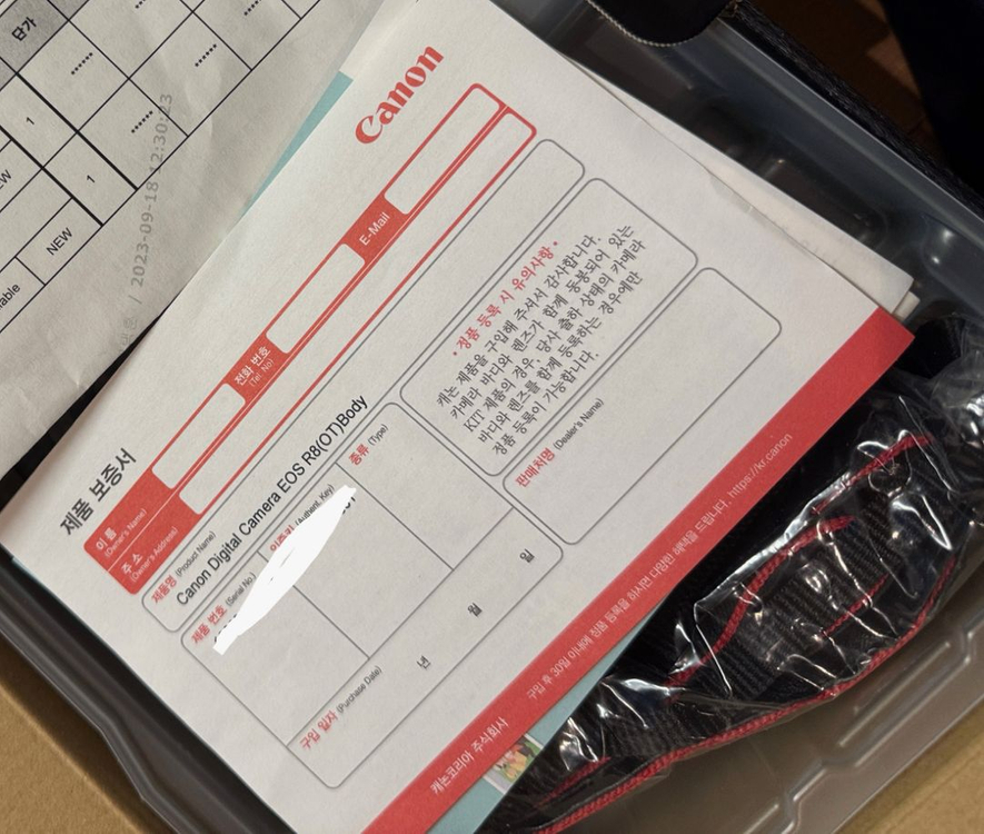 캐논 EOS R8 미러리스 카메라 바디와 RF 24-70mm F2.8 L IS USM 렌즈 둘다 풀박 이미지