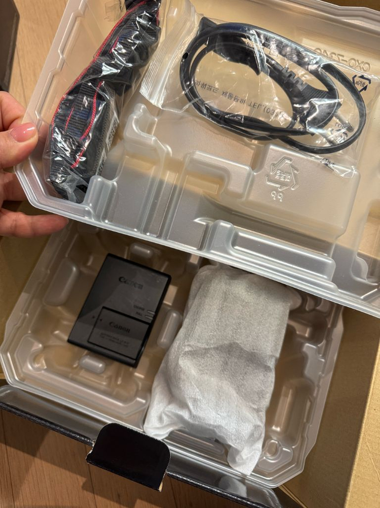 캐논 EOS R8 미러리스 카메라 바디와 RF 24-70mm F2.8 L IS USM 렌즈 둘다 풀박 이미지