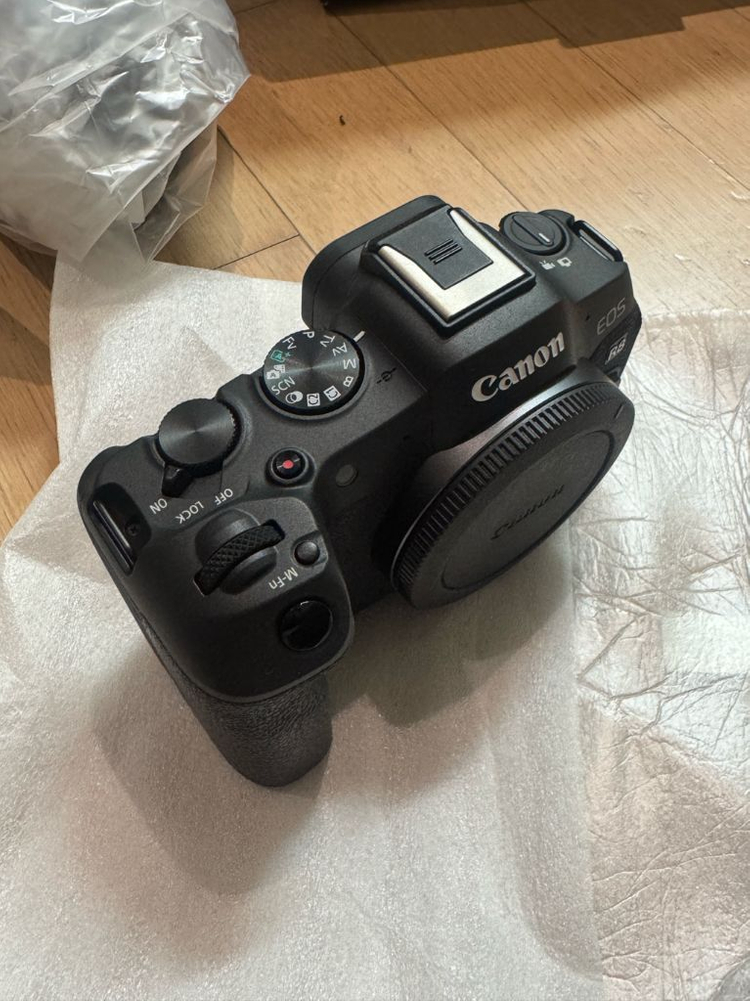 캐논 EOS R8 미러리스 카메라 바디와 RF 24-70mm F2.8 L IS USM 렌즈 둘다 풀박 이미지