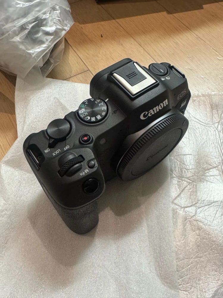 캐논 EOS R8 미러리스 카메라 바디와 RF 24-70mm F2.8 L IS USM 렌즈 둘다 풀박 이미지