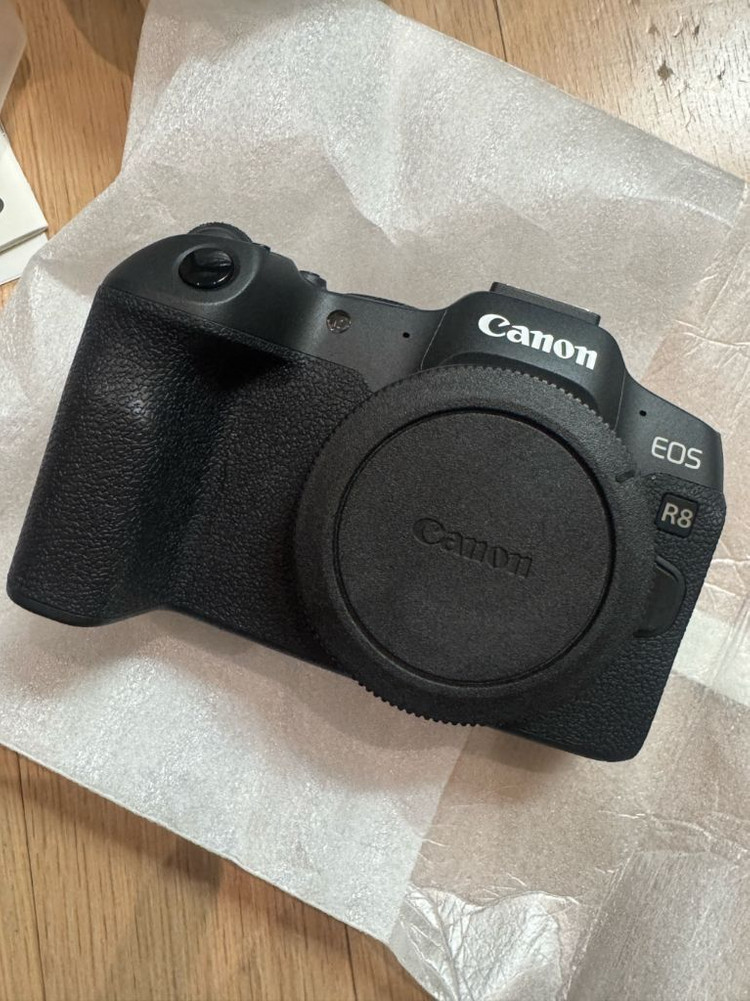 캐논 EOS R8 미러리스 카메라 바디와 RF 24-70mm F2.8 L IS USM 렌즈 둘다 풀박 이미지