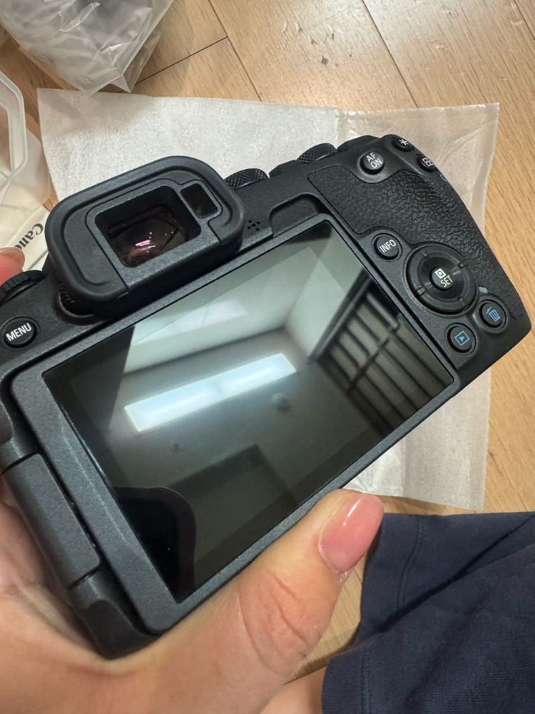 캐논 EOS R8 미러리스 카메라 바디와 RF 24-70mm F2.8 L IS USM 렌즈 둘다 풀박 이미지