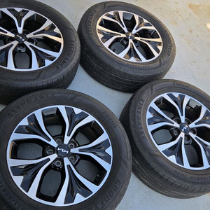 카니발 KA4 순정 18인치 휠타이어 이미지