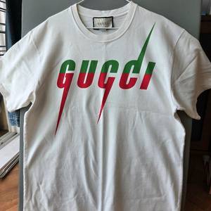 구찌 프린트 반팔티 이미지