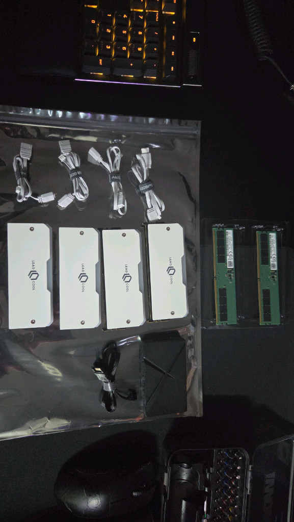 삼성 DDR5 4800 16GB 2장 (총 32GB) + 리드쿨 ARGB 방열판 풀뱅크 세트 팝니다. 이미지