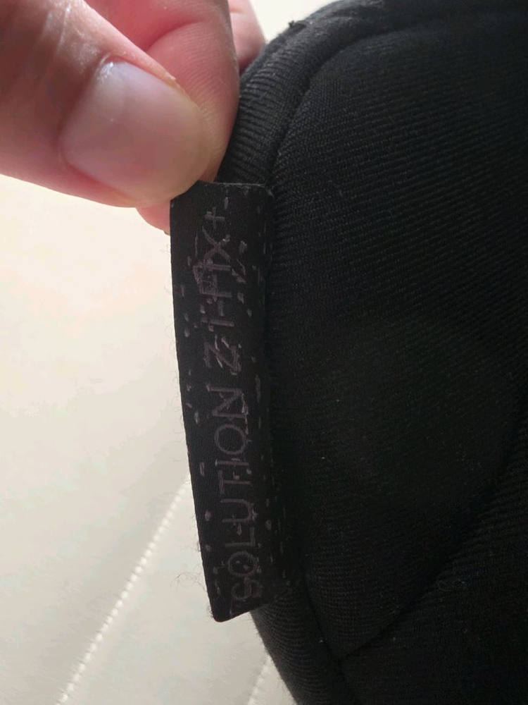 싸이벡스 솔루션 제트아이픽스 플러스 주니어 카시트 블랙 판매합니다. 이미지