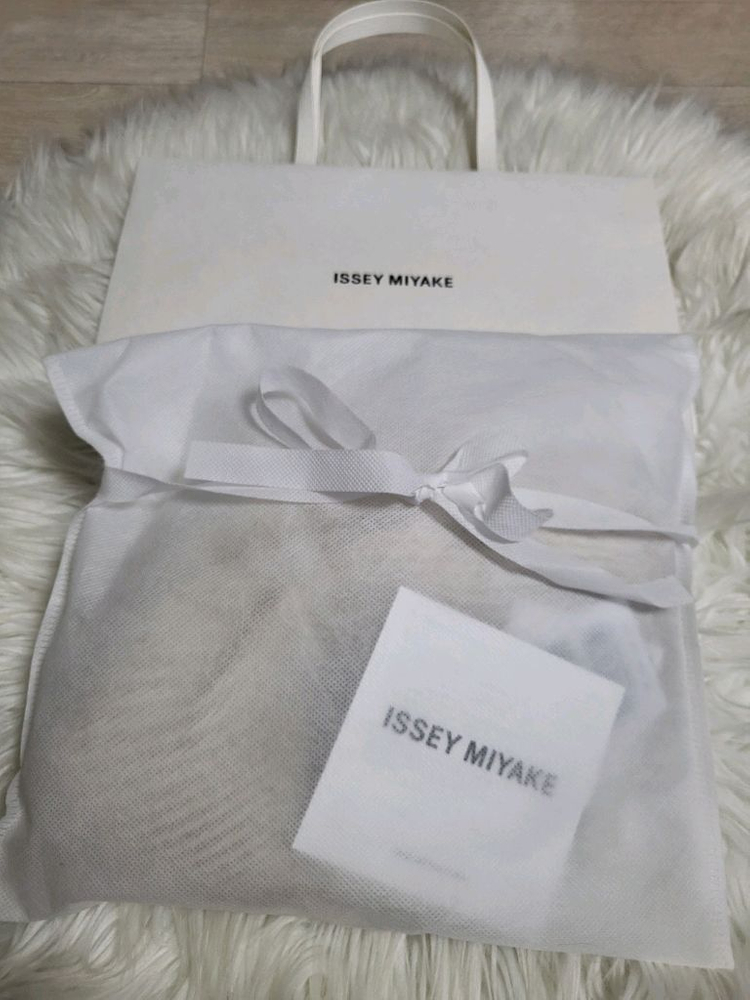 이세이미야케 탑 오비큘러 플리츠 탑 긴소매 탑 문화이트 2사이즈 이미지