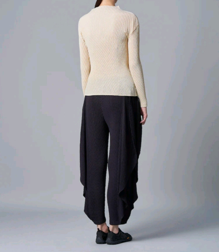 이세이미야케 탑 오비큘러 플리츠 탑 긴소매 탑 문화이트 2사이즈 이미지