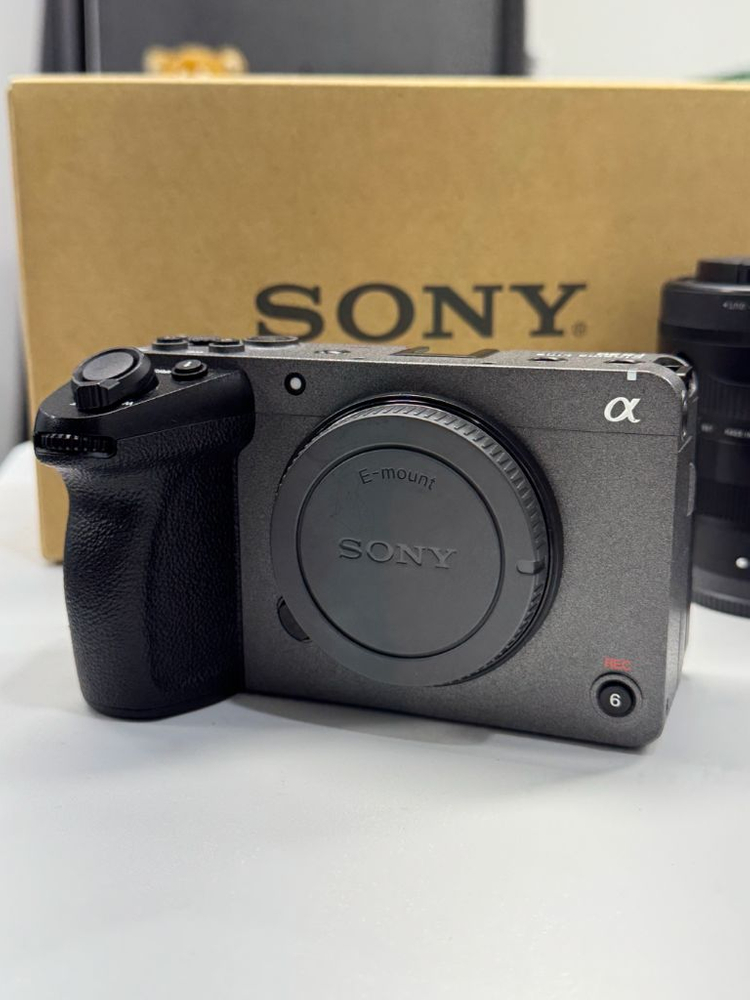 소니 FX30 + SEL11F18 + 시그마 18-50 F2.8 일괄 판매 이미지