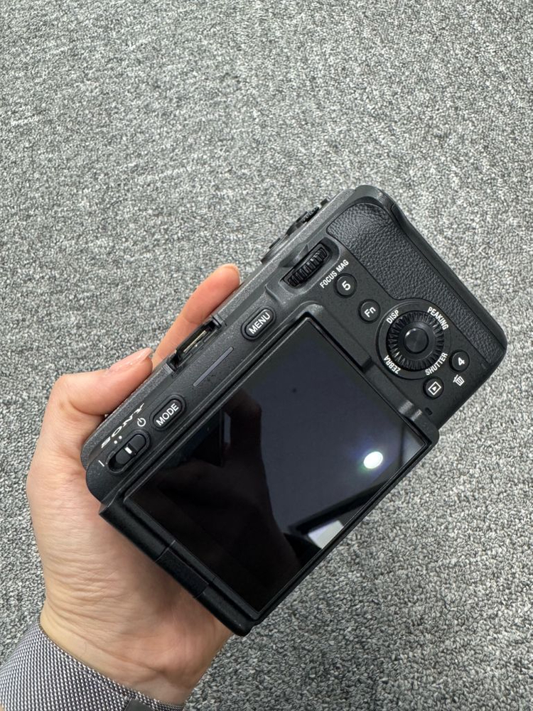 소니 FX30 + SEL11F18 + 시그마 18-50 F2.8 일괄 판매 이미지