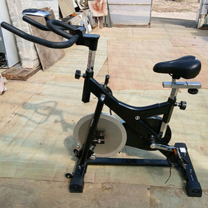 고정식자전거 헬스기구 실내자전거 보관만 거의새거 팝니다.가격내림 이미지