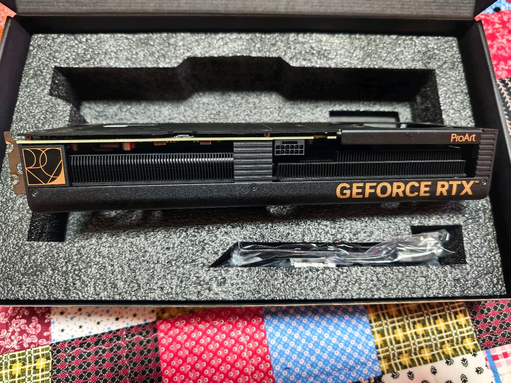 ASUS ProArt GeForce RTX 4070 SUPER O12G OC 이미지