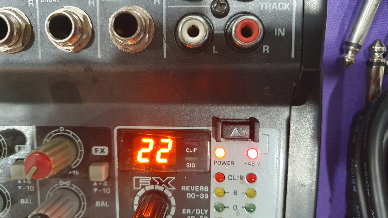 이펙터 내장형 베링거 믹서 HENYX 1002FX 팝니다 이미지