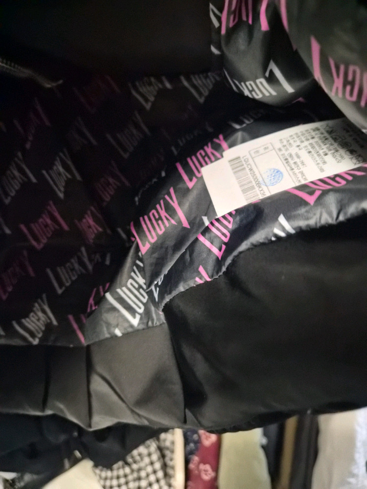 럭키슈에뜨 구스다운패딩점퍼팝니다 이미지