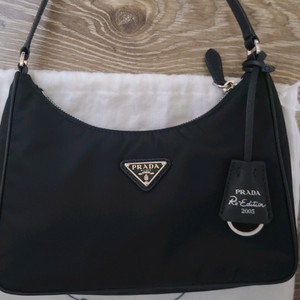 프라다 리에디션 호보백 리에디션크로스백숄더백사피아노럭스미니테수토호보버킷복조리구찌루이비통발렌시아가디올셀린느샤넬생로랑 이미지