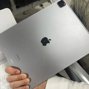 아이패드 프로 6세대 12.9인치 256기가 와이파이 정품키보드 판매합니다. 이미지