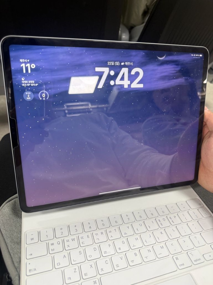 아이패드 프로 6세대 12.9인치 256기가 와이파이 정품키보드 판매합니다. 이미지