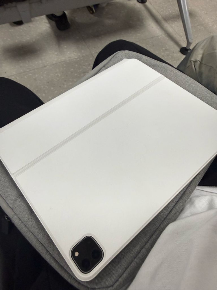 아이패드 프로 6세대 12.9인치 256기가 와이파이 정품키보드 판매합니다. 이미지