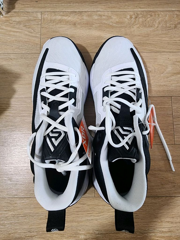 나이키 이모탈리티3 7만원에 판매 합니다(텍달린 새것) 이미지