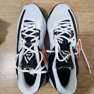 나이키 이모탈리티3 7만원에 판매 합니다(텍달린 새것) 이미지