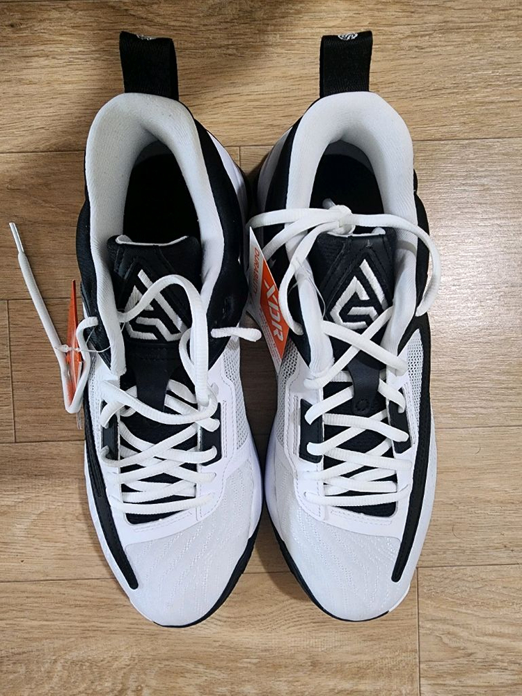 나이키 이모탈리티3 7만원에 판매 합니다(텍달린 새것) 이미지