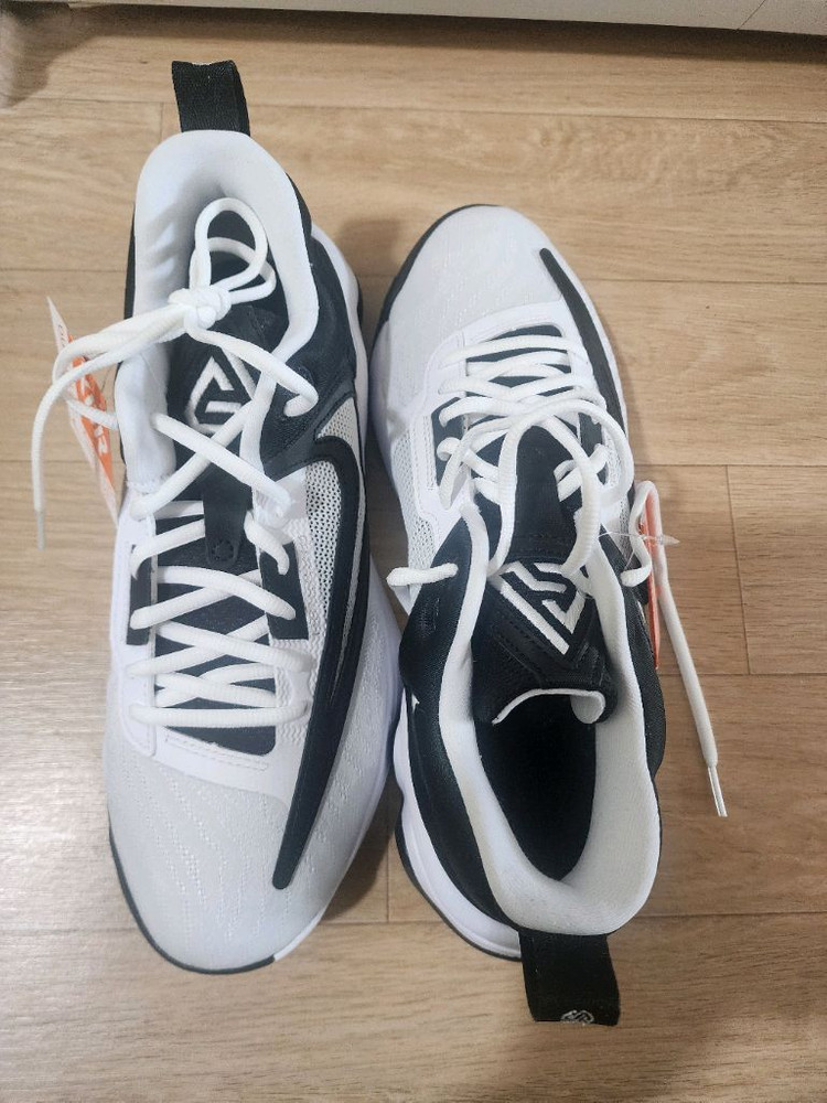 나이키 이모탈리티3 7만원에 판매 합니다(텍달린 새것) 이미지