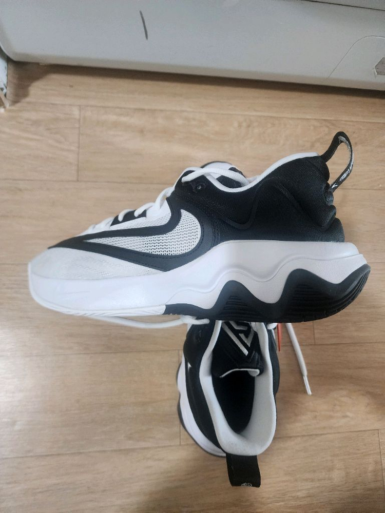 나이키 이모탈리티3 7만원에 판매 합니다(텍달린 새것) 이미지